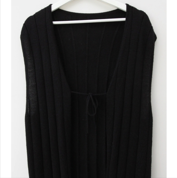 Black Knit Sleeveless Floor Length Cloak - Picture 5 of 6